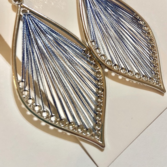 Jewelry - 🔴 5/$20 Blue thread dangle earrings NEW